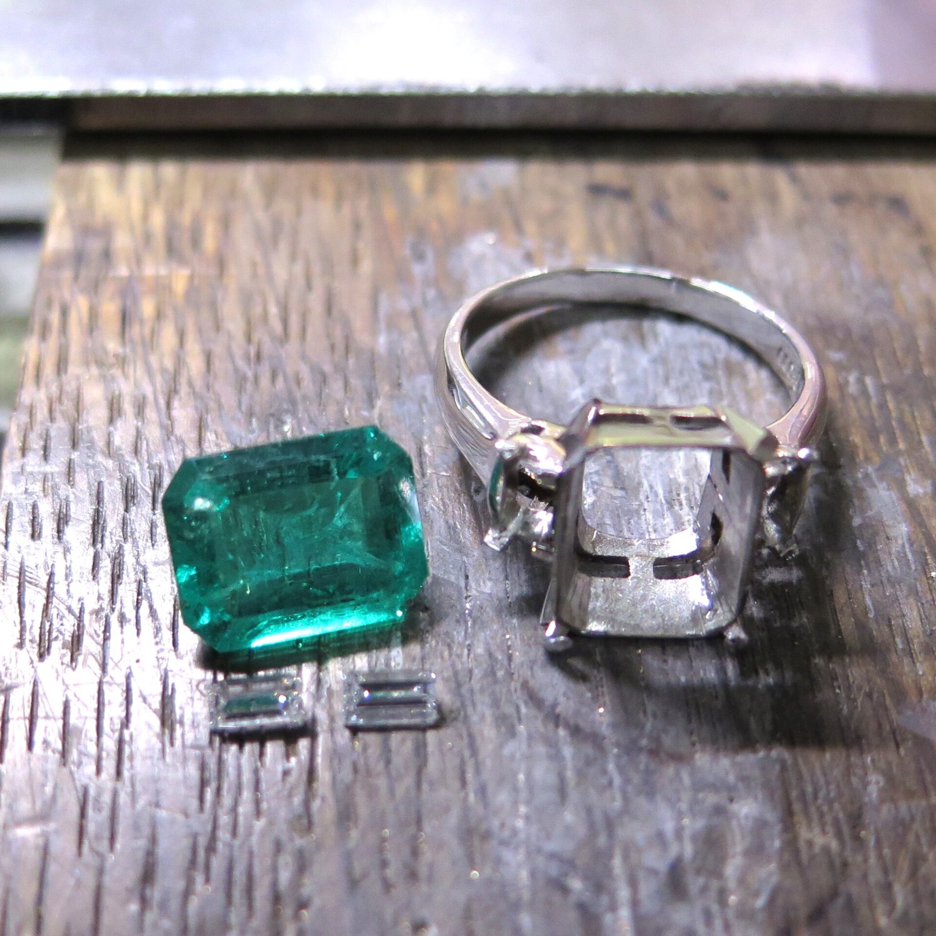 Before エメラルド・ダイヤリングをペンダントトップへ