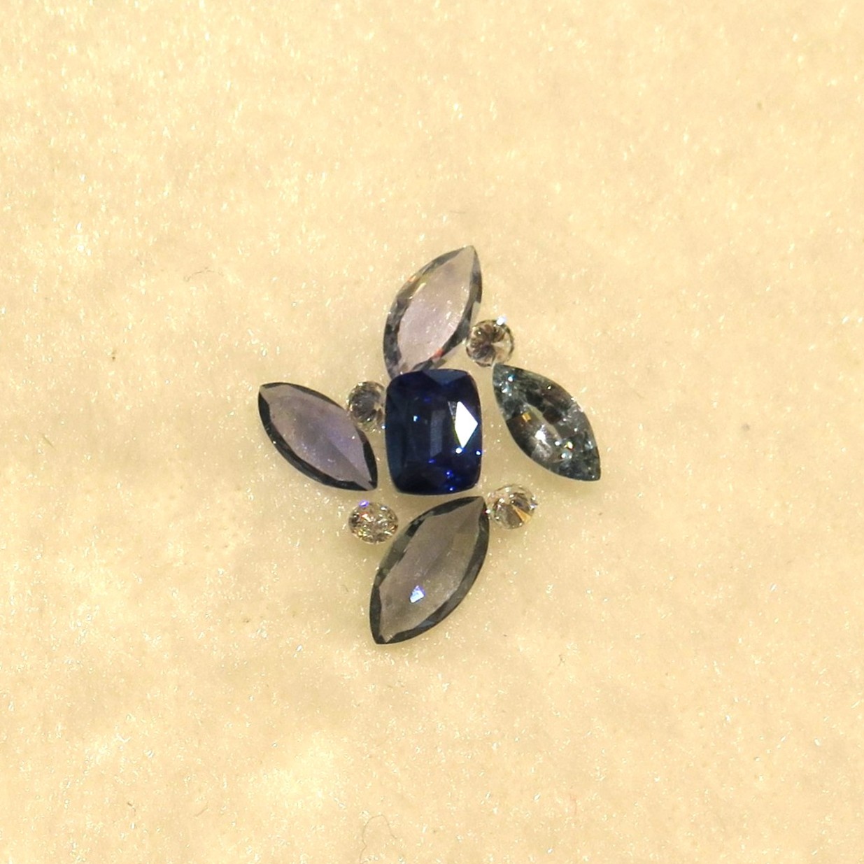 Before 海外でご購入されたサファイアのルースをペンダントへ